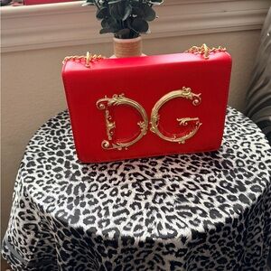 New Chic Red Shoulder Bag with Gold Accents